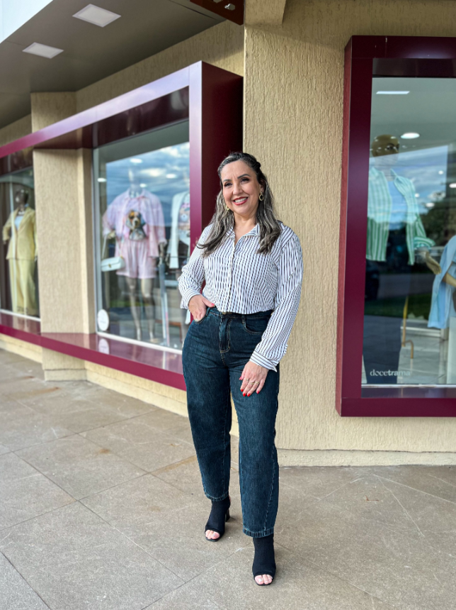 Look: Camisa listrada clássica com jeans: básico que nunca erra.