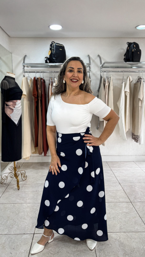 Look: Blusa ombro a ombro branca com saia longa transpassada de poá.