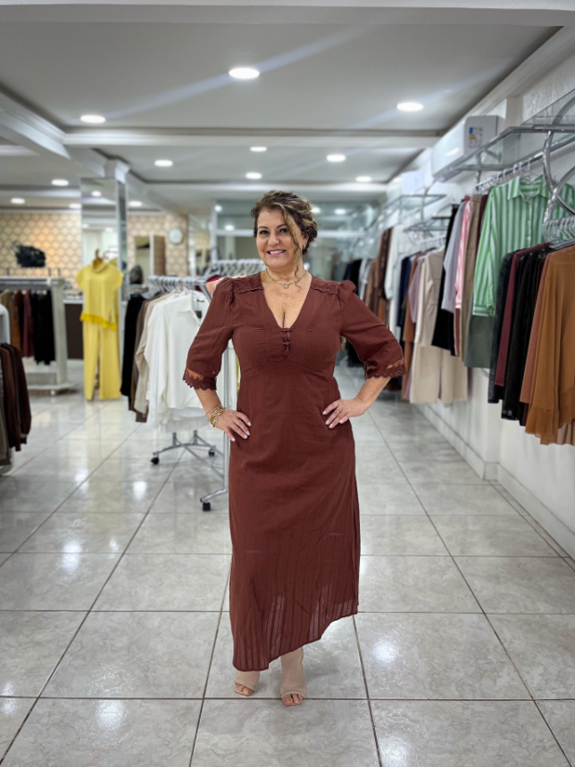 Look: Vestido longo cor telha com detalhes em renda.