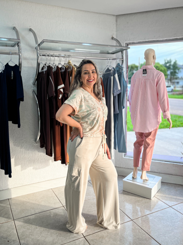 Look: Calça cargo off-white com blusa estampada.