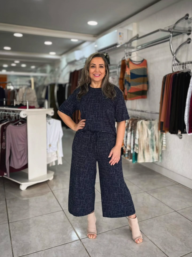 Look: Blusa + pantacourt em tecido texturizado azul-marinho.